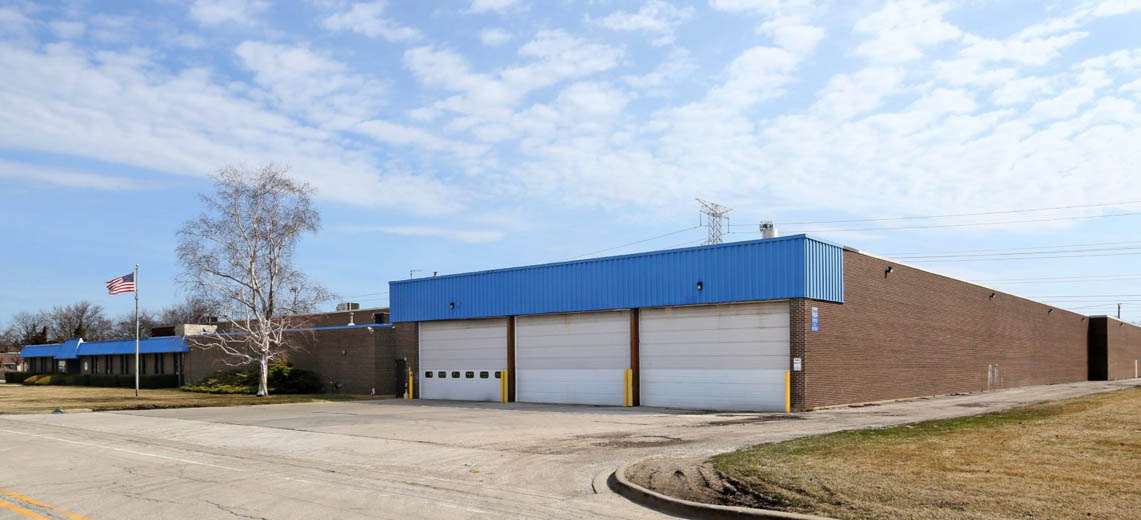 100,562 sf industrial building in Mundelein IL with blue roof and loading docks